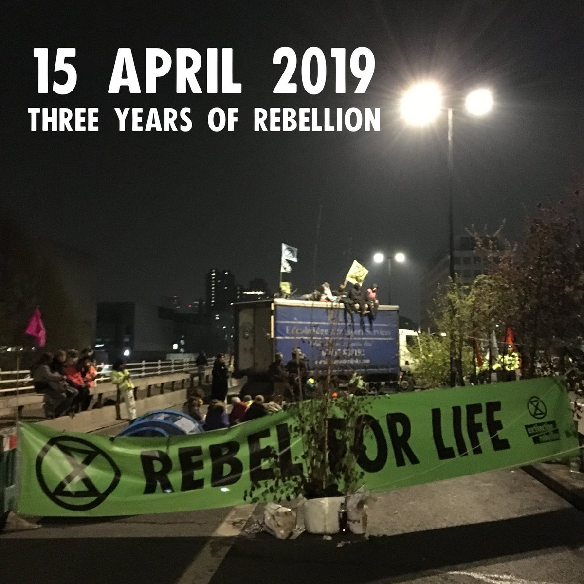 Three years ago TODAY #ExtintionRebellion took key sites in London.  

Lets celebrate!   🙌🎉🎂

And keep up the pressure #EndFossilFuels 

📷Waterloo Bridge, evening of 15 April 2019