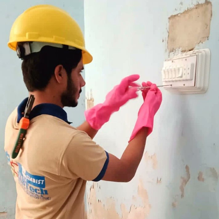 SzabistZabtech's tweet photo. Trainees of SZABIST ZABTech Larkana- General Electrician - BBSHRRB have started earning during 3rd month of their training as they are doing repair and maintenance/ installation work at their client's residence.
#SZABISTZABTechitve 
#ZABTechLrk #skills #TVET 
#BBSHRRDB https://t.co/ATgnxQRE9r