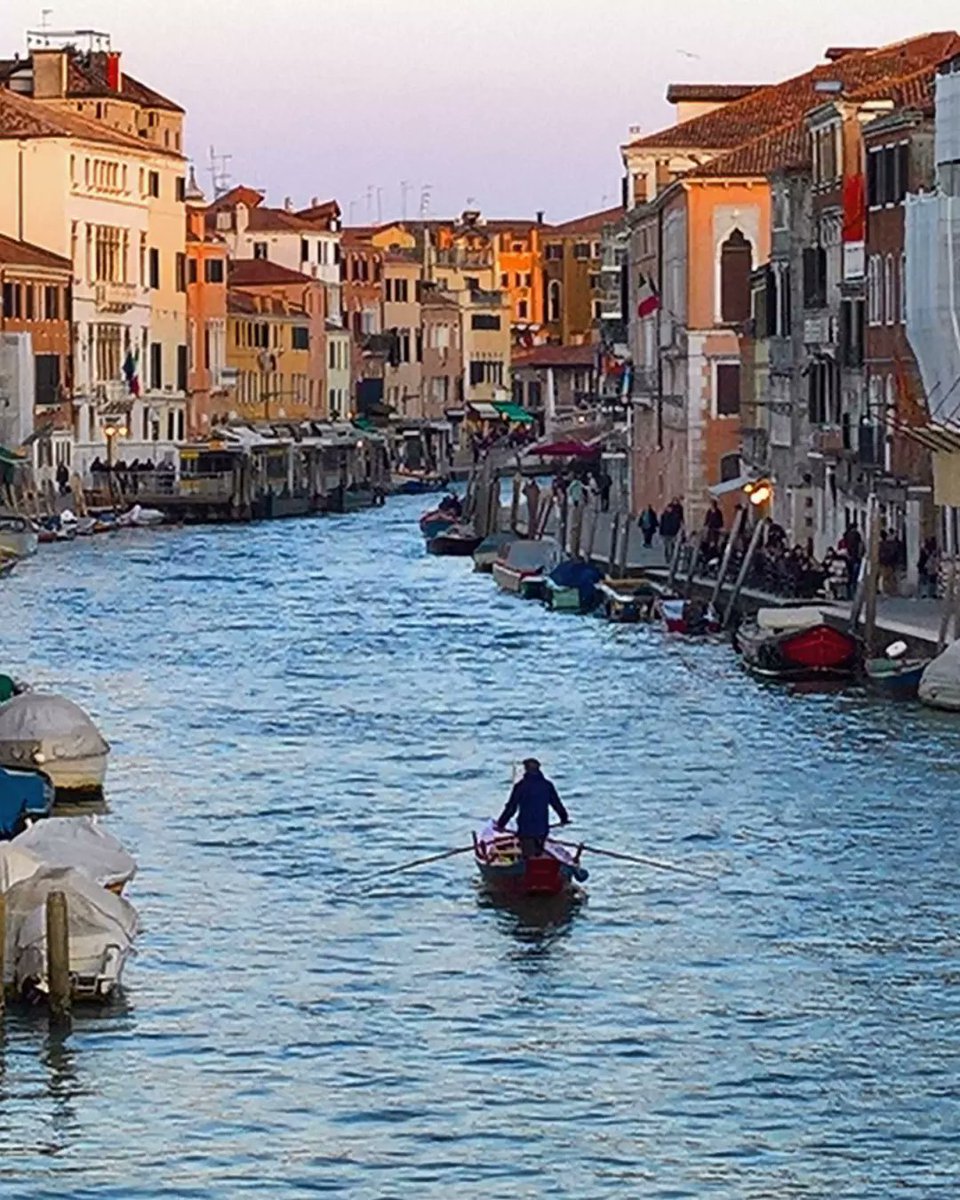 LJ_Pritchard's tweet photo. #POV 2. #Rowing #valesana down the #CanaleDiCannaregio in a #lilac #sandolo. #VogaAllaVeneta #Voga #Venezia #Venice #Venezia1600 #LivingOnWater https://t.co/yXvGhOFLFM