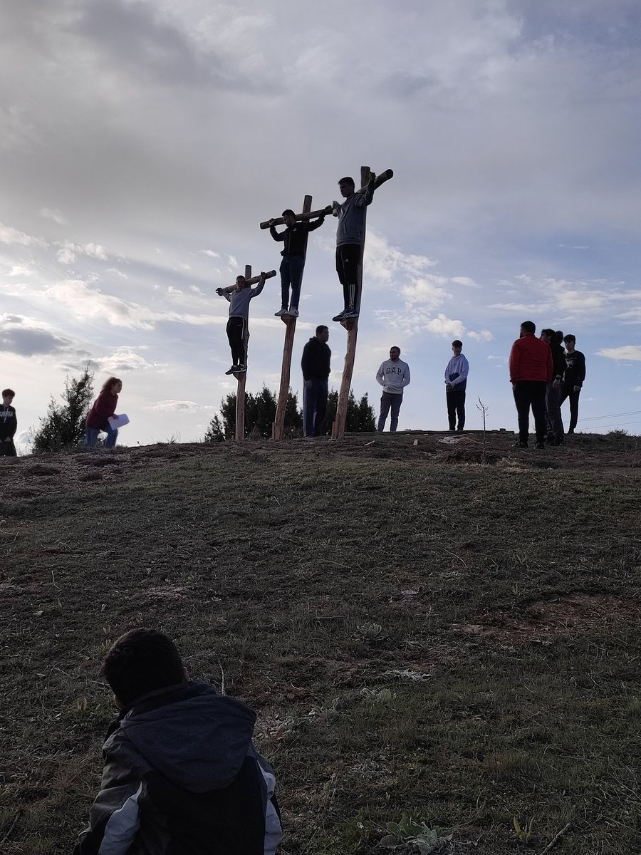 sofermor's tweet photo. #LaCarreradeAlcobaDeLaTorre ensayo de La Asociación El Castillo y del pueblo @soria_tv @Dip_Soria https://t.co/DLeevQLXbz