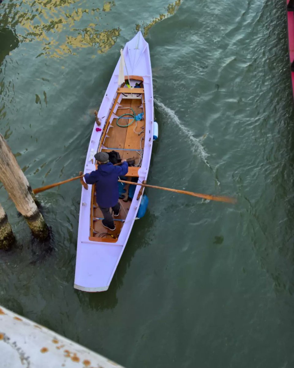 LJ_Pritchard's tweet photo. #POV 2. #Rowing #valesana down the #CanaleDiCannaregio in a #lilac #sandolo. #VogaAllaVeneta #Voga #Venezia #Venice #Venezia1600 #LivingOnWater https://t.co/yXvGhOFLFM