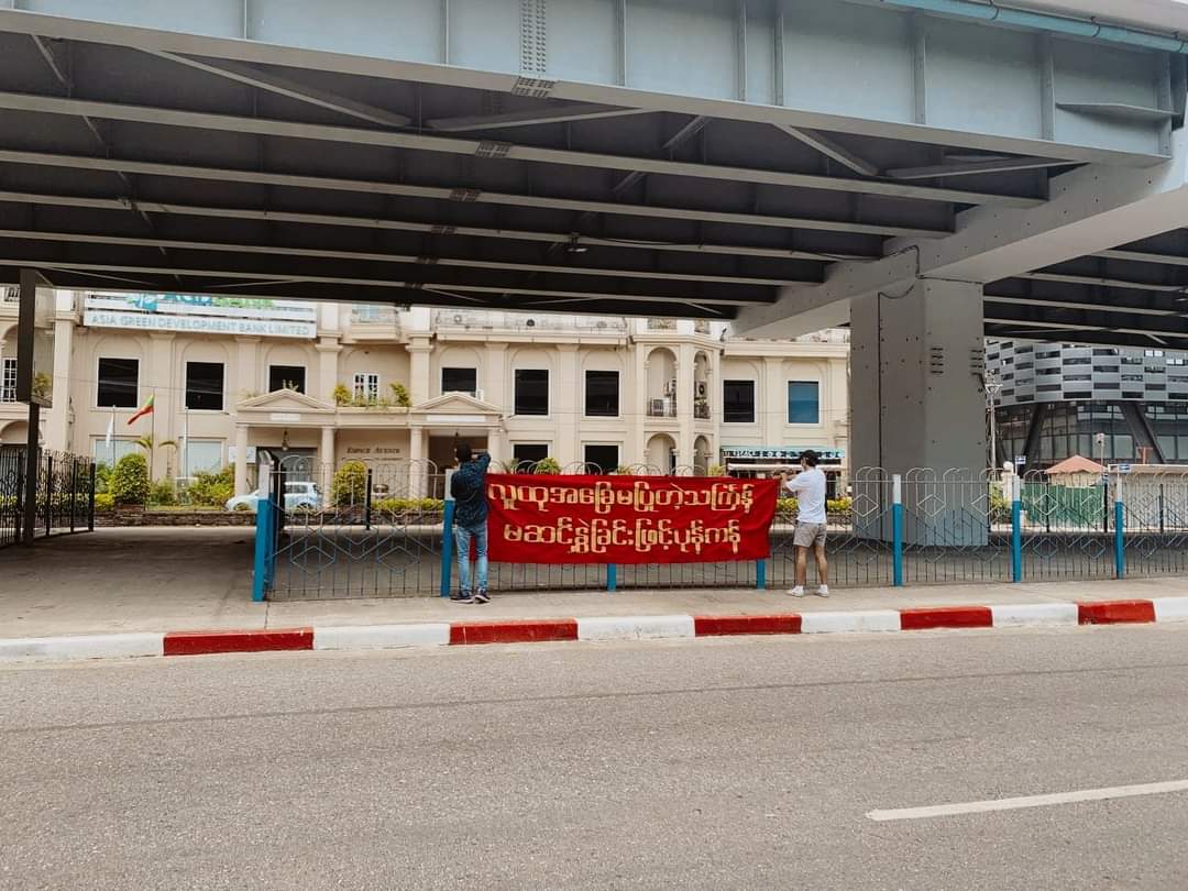 9913Ruri's tweet photo. Despite the brutal crackdowns by SAC, the young activists from Yangon bravely staged a revolutionary movement by hanging the banner with anti coup texts.

#RevolutionaryThingyan
#2022Apr15Coup
#WhatsHappeningInMyanmar https://t.co/QMaRuP1hDK