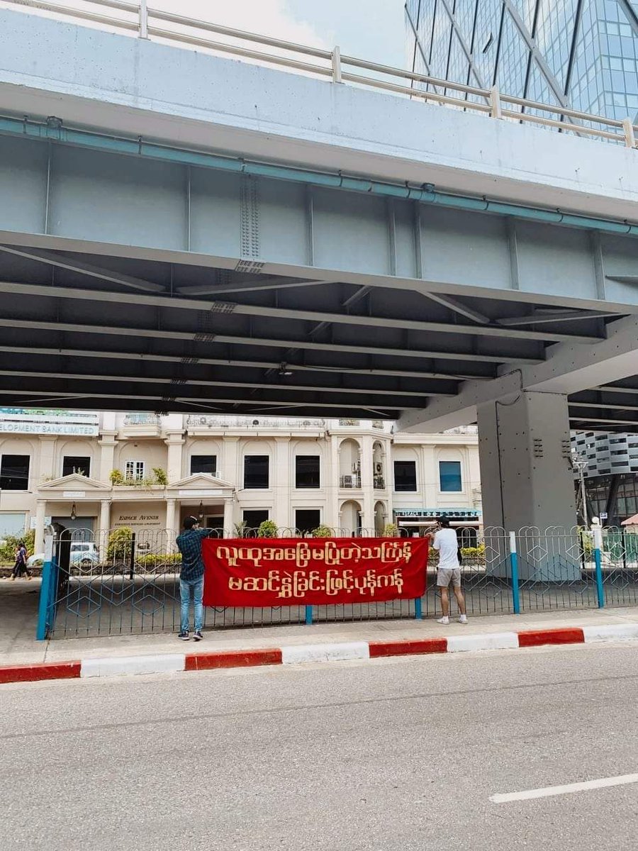 9913Ruri's tweet photo. Despite the brutal crackdowns by SAC, the young activists from Yangon bravely staged a revolutionary movement by hanging the banner with anti coup texts.

#RevolutionaryThingyan
#2022Apr15Coup
#WhatsHappeningInMyanmar https://t.co/QMaRuP1hDK