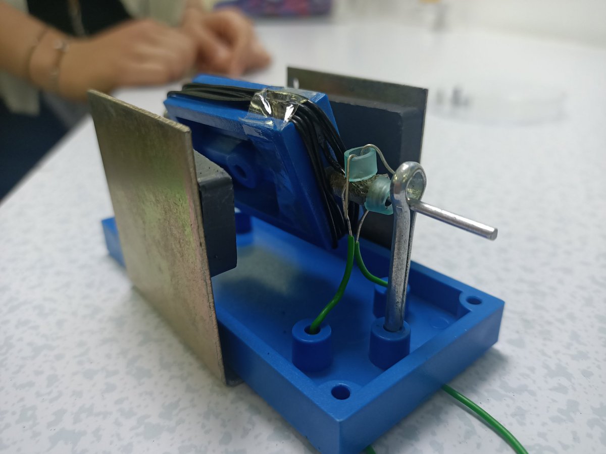 JESS_Innovation's tweet photo. An Innovative way to hold the commutator in place. I've never seen the problem solved this way. #ideating #JESSInnovation @JESSDubai @JESSScienceDept #designthinking https://t.co/XtARcQUT2Q