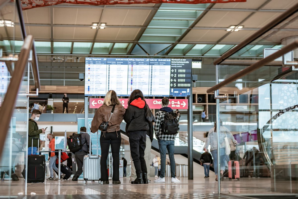 Fluggäste 🛫 sollten mindestens zwei Stunden vor Abflug im Terminal sein.