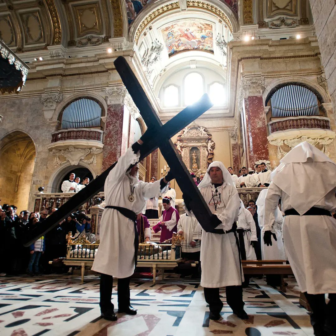 cagliariturismo's tweet photo. A #Cagliari, il venerdì che precede la #Pasqua è caratterizzato dai riti della #SettimanaSanta, che dopo due anni di pandemia hanno nuovamente invaso le strade del centro storico. I cortei processionali organizzati dalle confraternite rievocheranno oggi la crocifissione di Gesù. https://t.co/UwKL88Qmkj