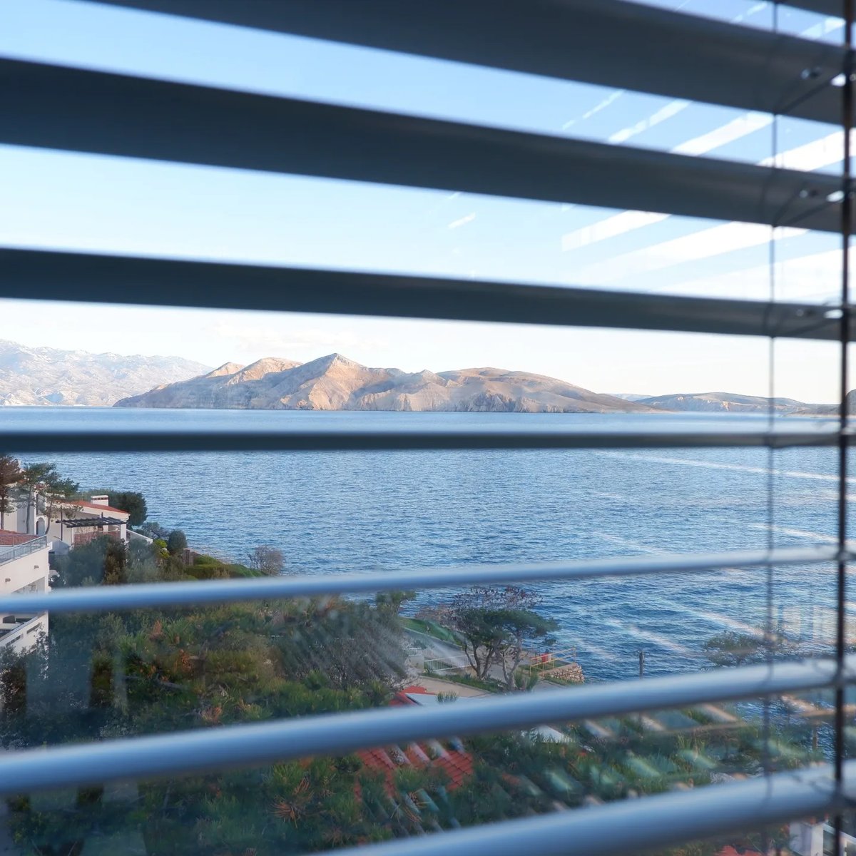 GriesserIB's tweet photo. 🌞 Nuestras #persianasgraduables #Aluflex60 bajo el sol de #Croacia. Un hermoso #proyecto realizado por #unikordoo. 

💨 Aunque nuestro #producto es muy #resistente al #viento nuestro #Partner optó por montar las #persianas en el interior de la #casa.

#controlsolar #griesser https://t.co/uQuCkgkOK6