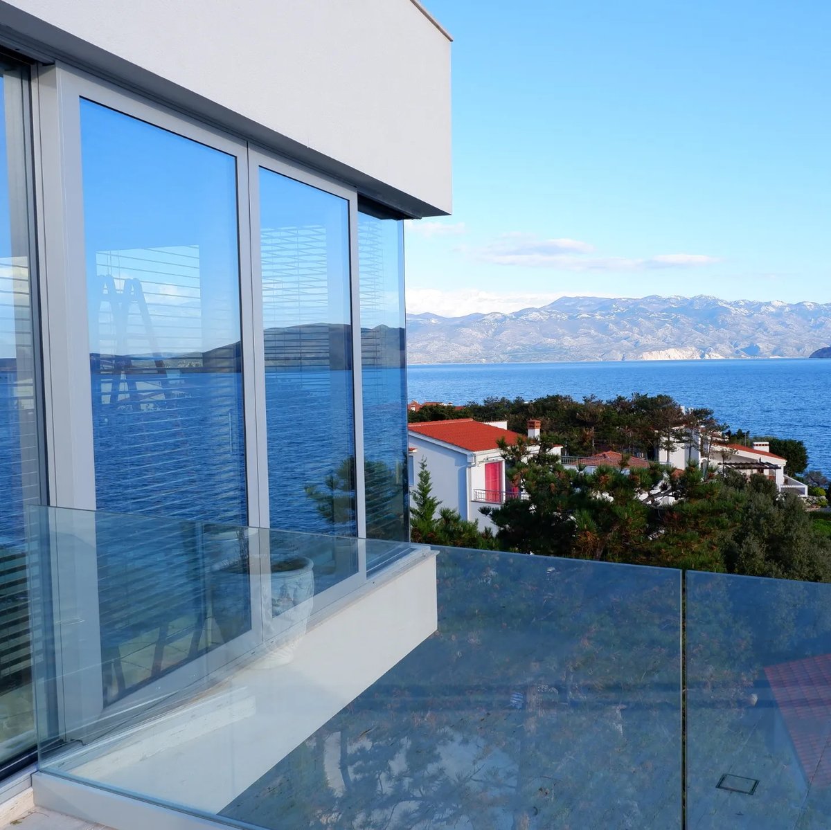 GriesserIB's tweet photo. 🌞 Nuestras #persianasgraduables #Aluflex60 bajo el sol de #Croacia. Un hermoso #proyecto realizado por #unikordoo. 

💨 Aunque nuestro #producto es muy #resistente al #viento nuestro #Partner optó por montar las #persianas en el interior de la #casa.

#controlsolar #griesser https://t.co/uQuCkgkOK6