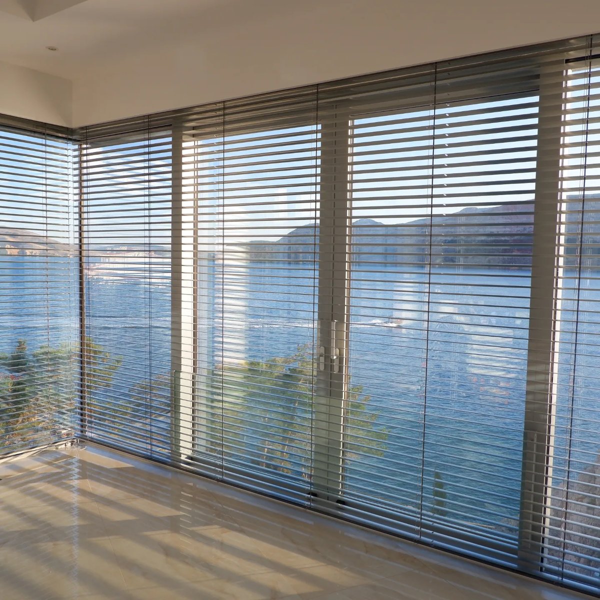 GriesserIB's tweet photo. 🌞 Nuestras #persianasgraduables #Aluflex60 bajo el sol de #Croacia. Un hermoso #proyecto realizado por #unikordoo. 

💨 Aunque nuestro #producto es muy #resistente al #viento nuestro #Partner optó por montar las #persianas en el interior de la #casa.

#controlsolar #griesser https://t.co/uQuCkgkOK6