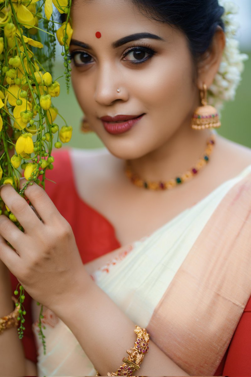 SshivadaOffcl's tweet photo. Vishu vibes😊🌼🌻
Clicked by : @_shutter_magics_
MUA : @max_meera
Stylist: @KenusJoseph
Saree : @arhandloomskuthampully
Jewellery : @shrishti__jewels
Location : @udshotels
#vishu #vishuspecial #vishuvibes #wishes #setsaree #konnapoo #stayblessed #stayhappy https://t.co/71t7ir0Aqs