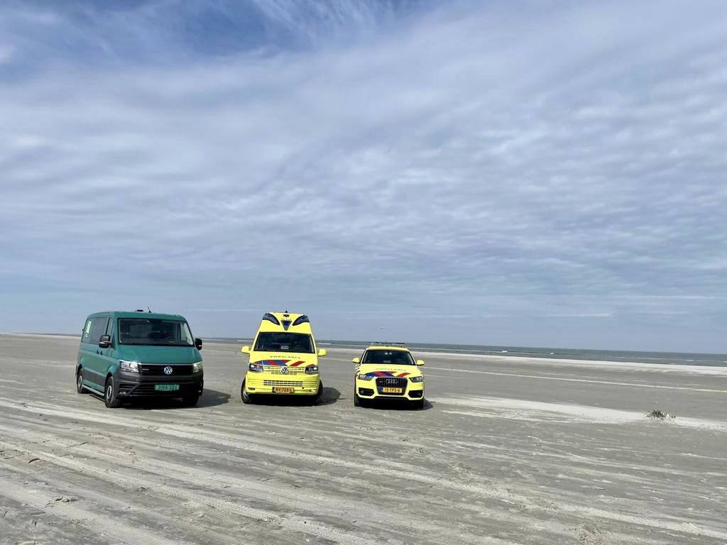 kijlstra's tweet photo. Voor de aanschaf van nieuwe auto’s maken onze ambulancechauffeurs graag een testrit. Gister was dat op het strand en door de duinen van Ameland met een VW Crafter 4x4 @Volkswagen_BWG @vandenbrug En dat was met het mooie weer nog eens extra genieten ☀️ https://t.co/lsJreBTGbx