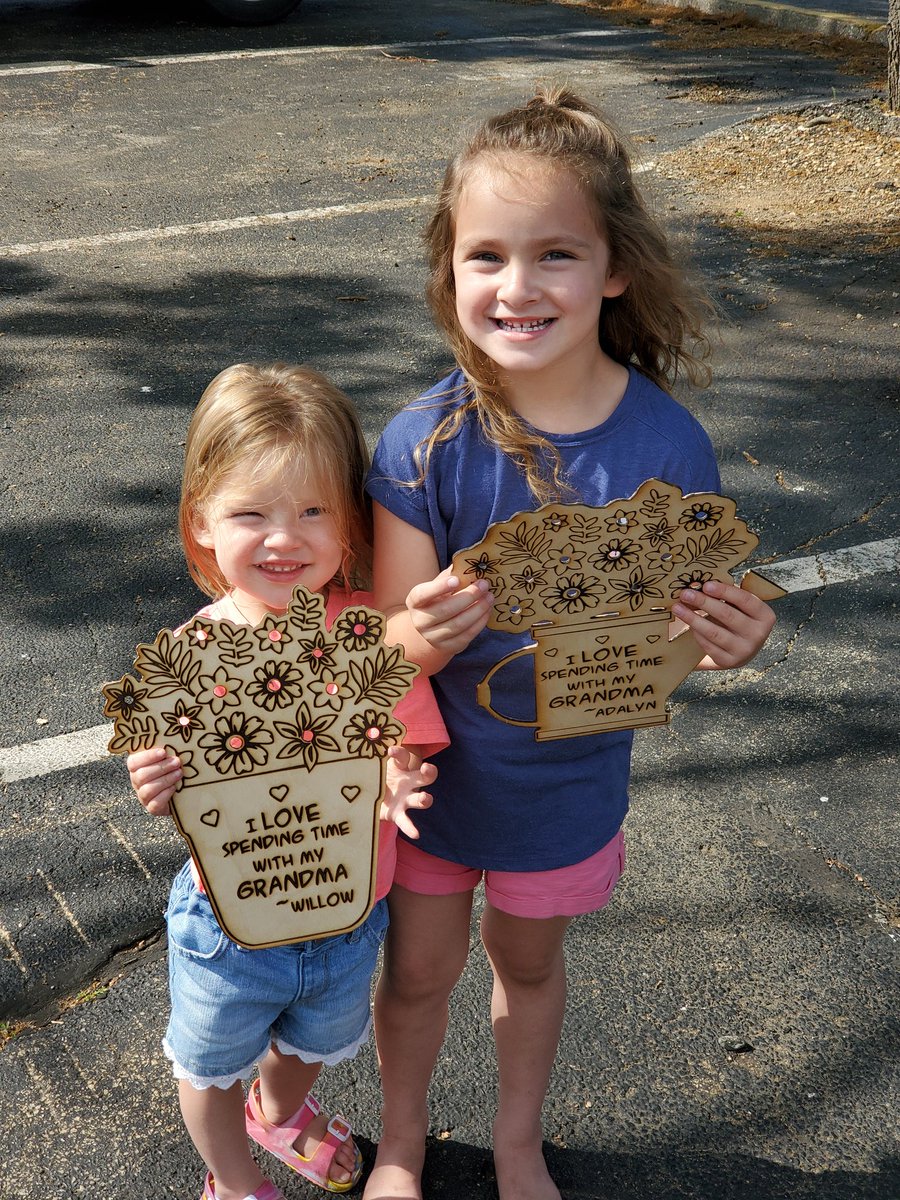 Mookvonavich's tweet image. Laser etched project made on my Snapmaker 2.0 for the kids to pick flowers with grandma. Put the stems of your real flowers into the holes to complete the project ;) @snapmaker
#Snapmaking #reviveinspring