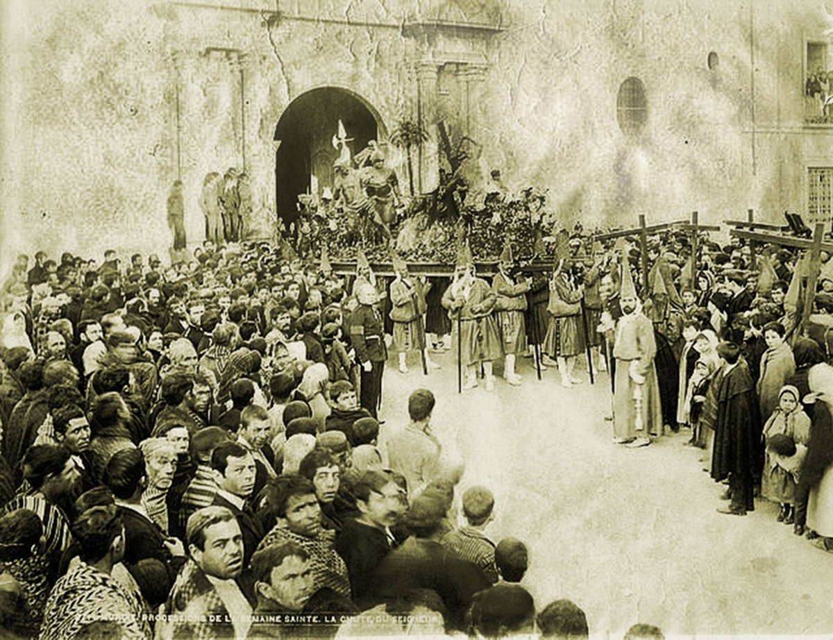 ✝️LOS SALZILLOS| Carros bocina y tambores destemplados dan ritmo el Viernes Santo por la mañana a una de las procesiones murcianas con mayor componente etnográfico, siendo el escultor Francisco Salzillo el autor de ocho de sus nueve conjuntos escultóricos. #InmaterialTudmur 🗣️