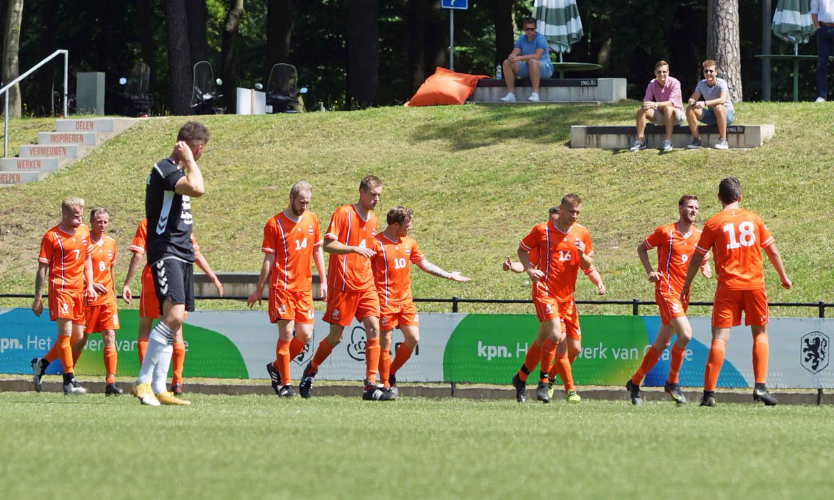 Komende woensdagavond wacht ons natuurlijk een spectaculaire wedstrijd op sportpark Oan it Far. In de Leeuwarder Courant staat vandaag een mooi artikel over deze wedstrijd.

➡ bit.ly/3OdVPxJ