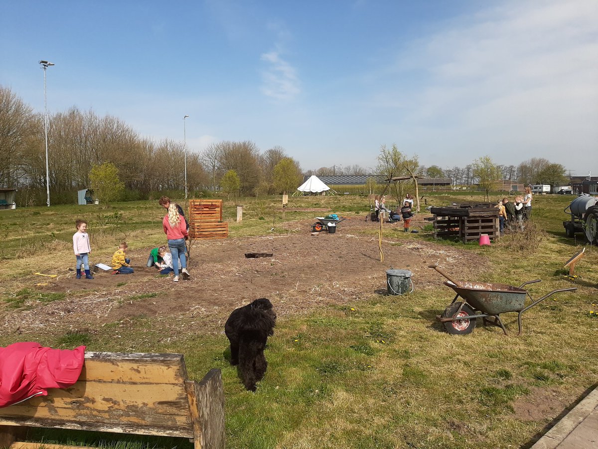 LandgoedDeCamp's tweet photo. Tuinproject vanuit @NetwerkschoolLO &amp; @IVNNederland op Landgoed DeCamping..
Jong geleerd is oud gedaan.
🌹🥀🌺🌻🌼🌷⚘🍀🍃🌼🌻🏵🌹💐🦠🪱🪰🦟⚘🌷🌼🌻💐🕷🪳🦗 https://t.co/KmUD0ITg4q