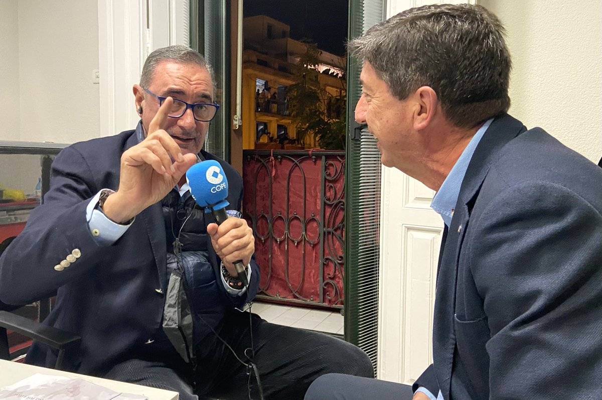 Un verdadero lujo vivir #LaMadrugá con un gran enamorado de nuestra Semana Santa como es @carlosherreracr, retransmitiendo en <a href="/COPE/">COPE</a> para toda España desde #Sevilla.