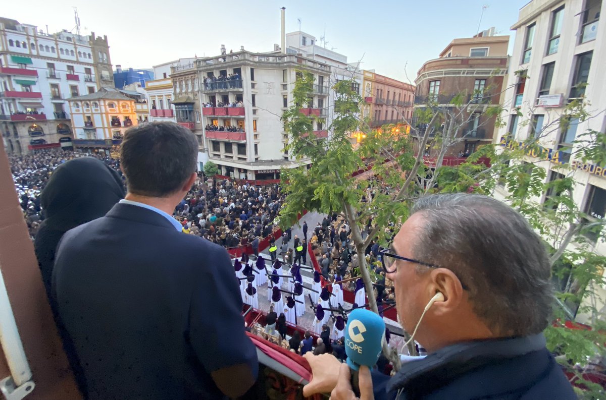 JuanMarin_'s tweet photo. Un verdadero lujo vivir #LaMadrugá con un gran enamorado de nuestra Semana Santa como es @carlosherreracr, retransmitiendo en @COPE para toda España desde #Sevilla. https://t.co/90XUqxnSxg