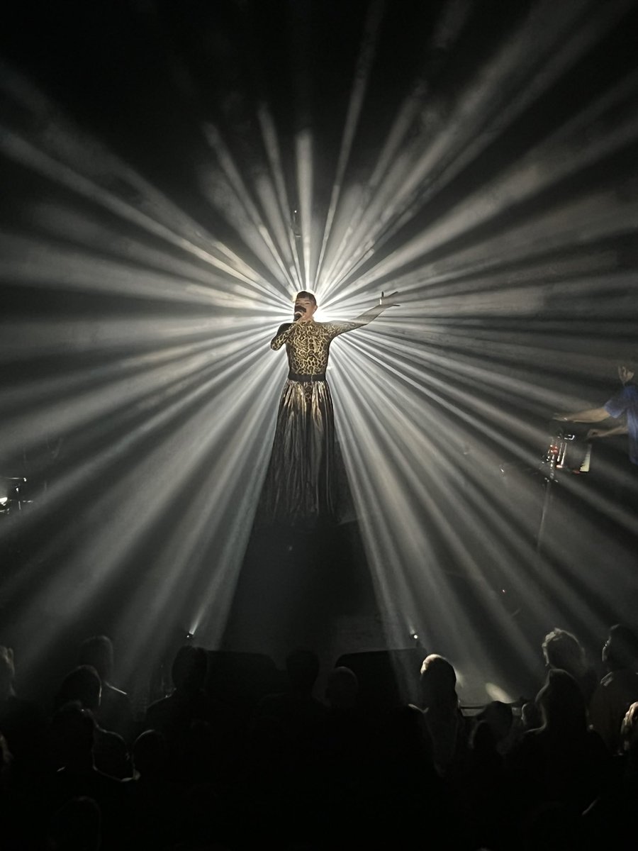 rwentzel's tweet photo. Gisteravond bij poppodium @deVorstin genoten van @wendesnijders! Fantastische mix van muziek, taalkunst, zang en diepgang. Rode draad… haar Vision Quest! #wildernis https://t.co/gzeOxJ0nBi