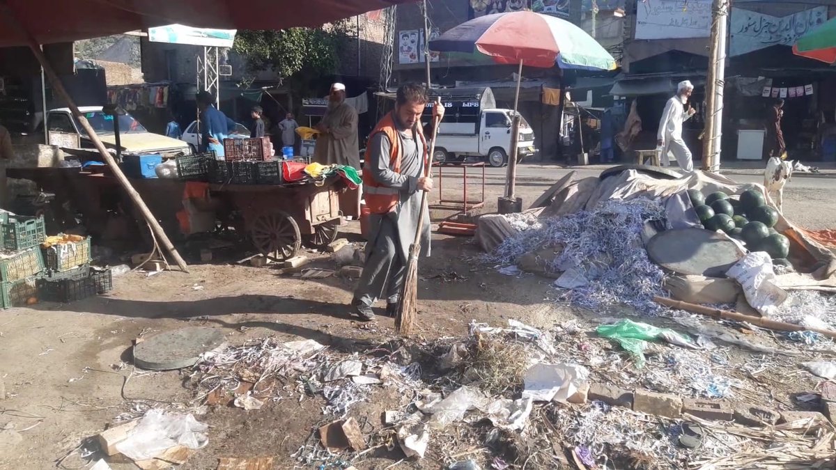 KhelTma's tweet photo. Dated 15/04/2022 at 6:30AM 
Cleanliness activity in RAMAZAN SASTA BAZAR Dara Adam Khel https://t.co/NEDdvvpQqg