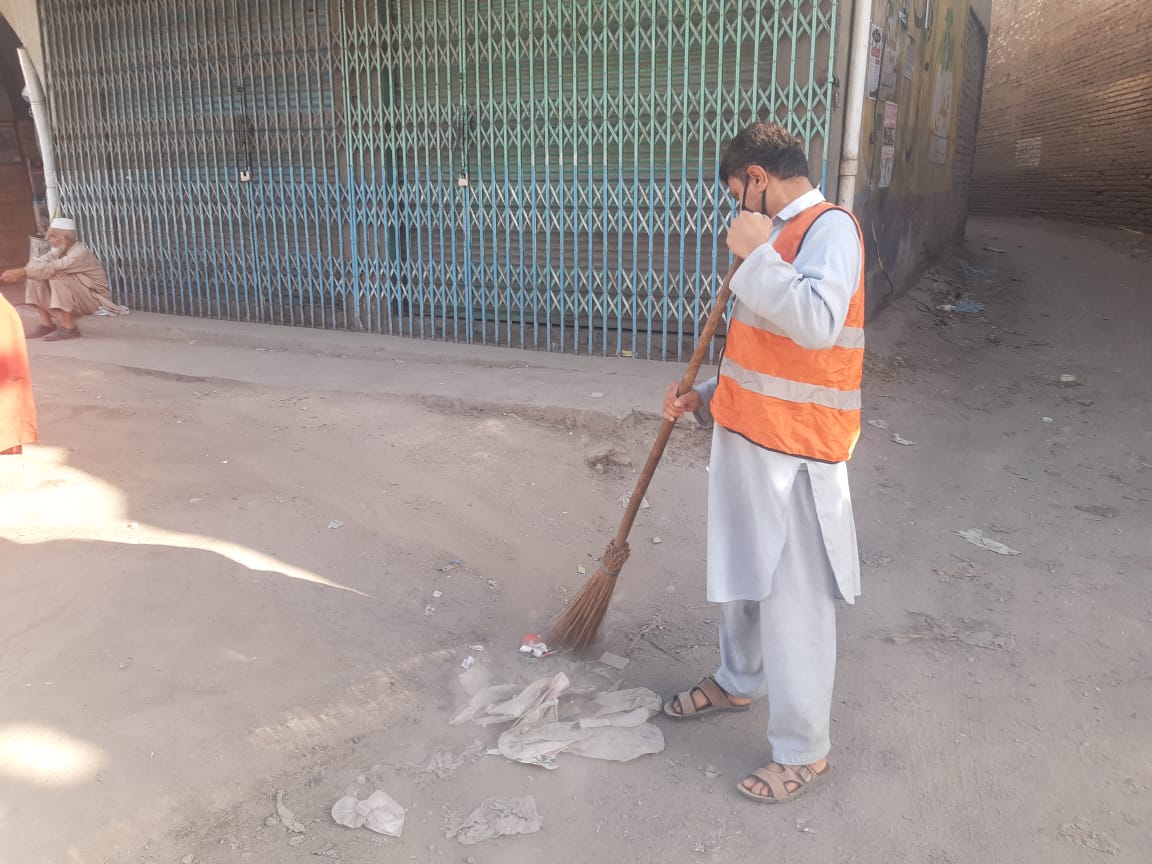 KhelTma's tweet photo. Today on 15/04/2022 The sanitation staff of TMA Dara Adam khel carried out Cleanliness activity in Dara Bazar. https://t.co/hpHv1uH0sR