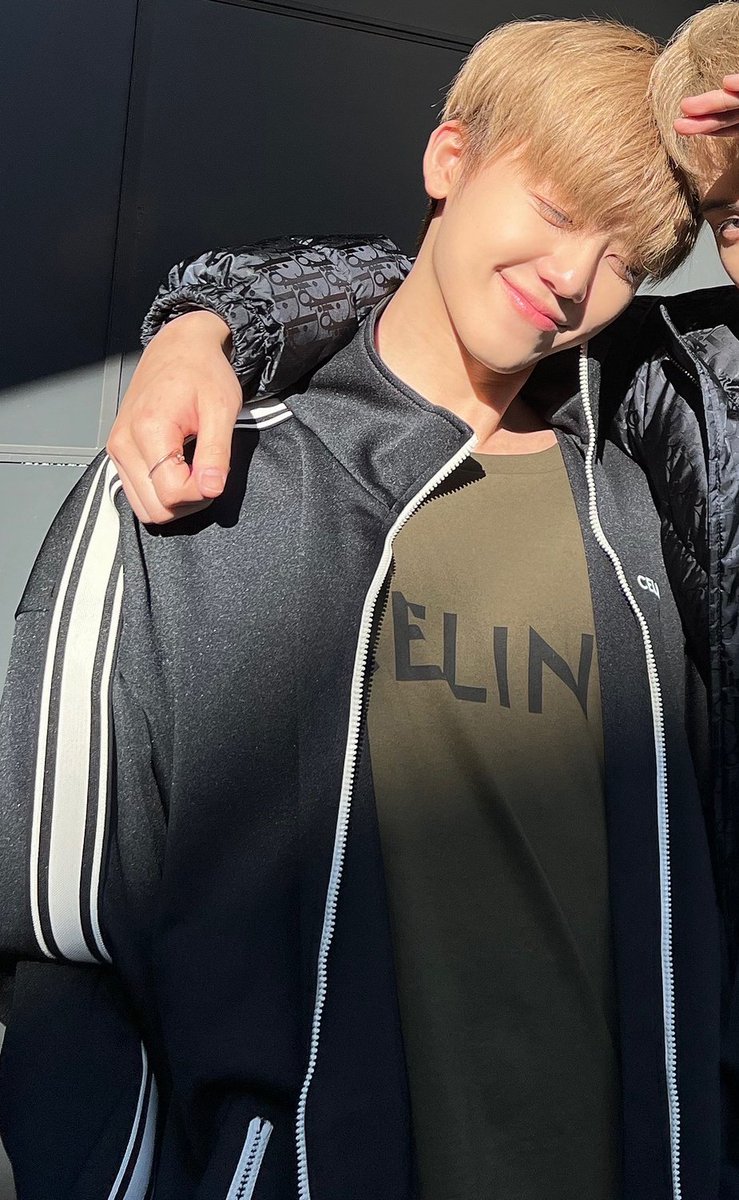 nanadoongifess's tweet photo. jaemin beli kaos sama jaketnya pasti satu lusin😃
cr owner  https://t.co/AWeWhEd6Ga