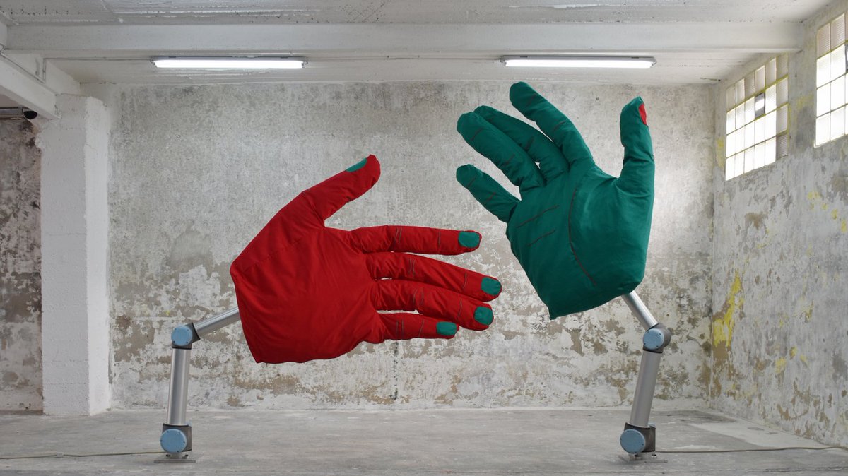 GraduateCampus's tweet photo. Noch keine Pläne für heute? Neben Karfreitag ist auch Weltkunsttag! Perfekte Gelegenheit, um wieder mal ein Museum zu besuchen. Wir empfehlen die Ausstellung #planetdigital @musgestaltung - wo die Digitalisierung greifbar gemacht wird. https://t.co/C2Lw1z2XXJ #museum #kunst https://t.co/riKtdiWTCP