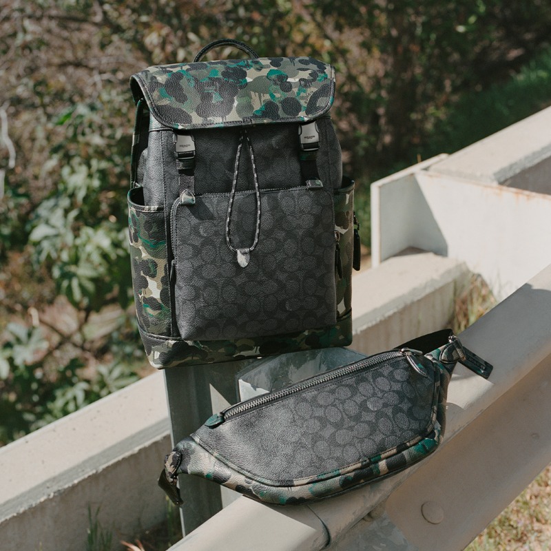 Coach's tweet photo. "カモ プリント"にコーチのシグネチャーをミックス。人気の"リーグ"バッグがクールな印象で登場。
リーグの高い機能性と、ドリップ ペインティングが特徴的なコーチのカモ プリントがバランスよく組み合わさり、魅力あふれるデザインに。