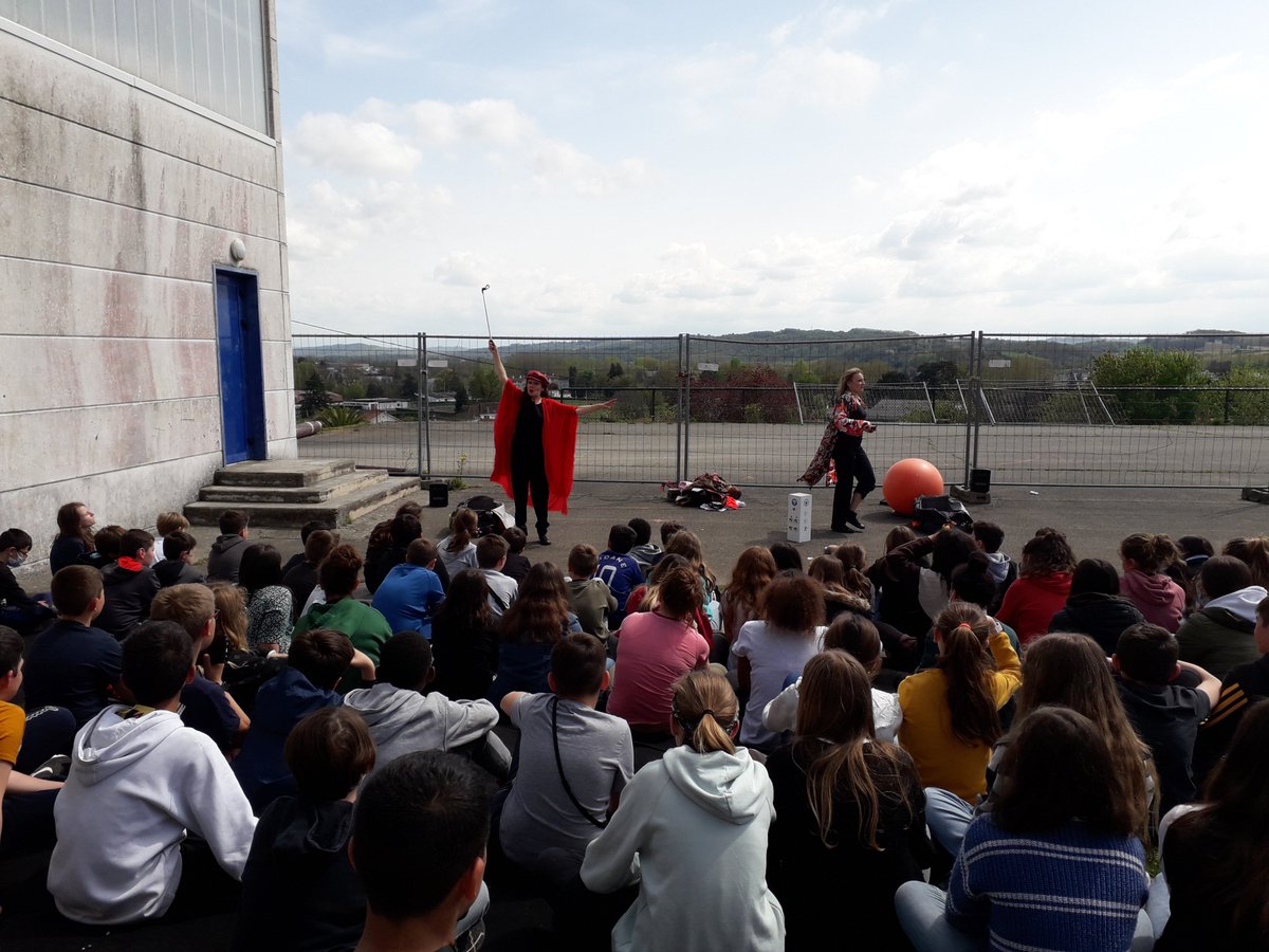 "Les liaisons numériques" Cie Rouge Virgule, spectacle de prévention autour des écrans tous les 6e #théâtrederue Projet Réseaux sociaux et identité numérique #profsdocs #EMI #EAC Service culturel Mairie d'Orthez. Préparation au spectacle avec  Médiasphères <a href="/reseau_canope/">Réseau Canopé</a> <a href="/LeCLEMI/">CLEMI</a>