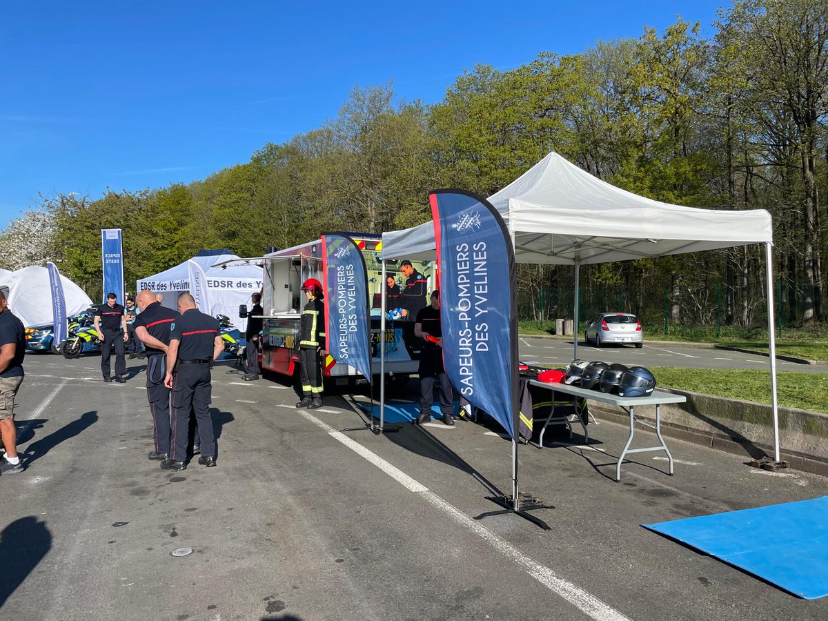 pompiers78's tweet photo. [#PRÉVENTION] Les @pompiers78 🚒sont présents sur le #relaiscalmos organisé par la @FFMC78 situé au péage de Saint-Arnoult sur l'A10 (paris-pro).  Tous les🏍️sont invités à faire une pause lors de leur trajet vers les @24heuresdumans ce 15 avril 2022👍 https://t.co/ICmBcQhQ4z
