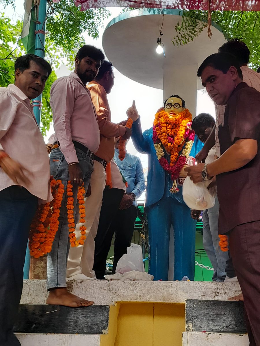 DEVINDERBJPSD's tweet photo. आज हरकेश नगर मंडल रविदस मंदिर संचय कॉलोनी में भारतीय संविधान के शिल्पकार डॉ भीमराव अंबेडकर जी की जयन्ती पर मंडल अध्यक्ष वीरेंदर नागर जी के नेतृत्व में भाजपा परिवार द्वारा माल्या अर्पण व मंदिर के पुजारी का शॉल से सम्मान किया
 
देवेंदर कुमार 
उपाध्यक्ष 
भाजपा, जिला दक्षिणी दिल्ली https://t.co/xTZV9F3X5I