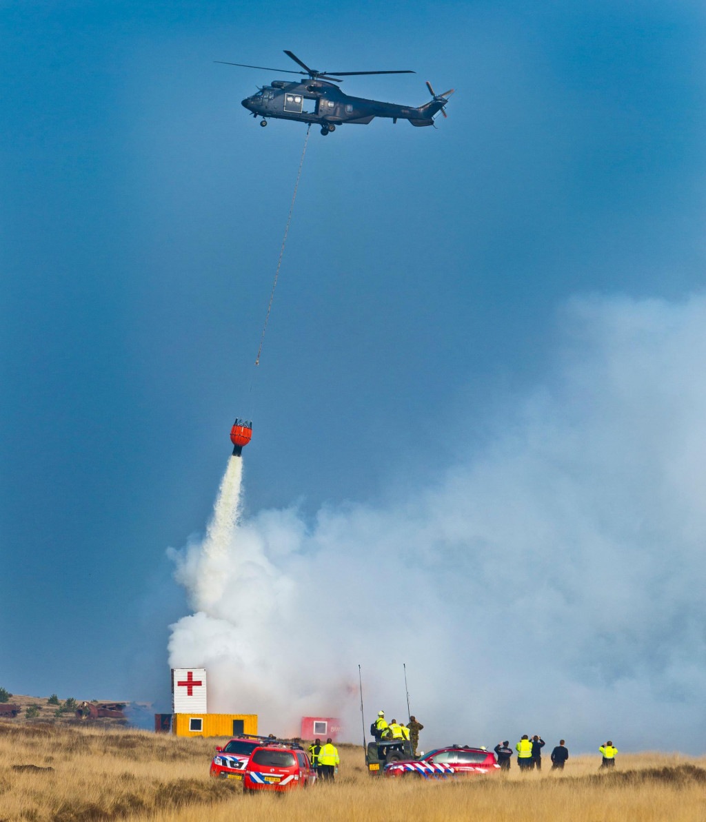 dhcluchtmacht's tweet photo. Deze week trainden Cougar #transporthelikopters op meerdere locaties voor verschillende soorten Fire Bucket Operations. Vandaag doen ze dit in omgeving @gemeentehaarlem @ZandvoortaanZee. #watvliegter https://t.co/g1XstUqqN0