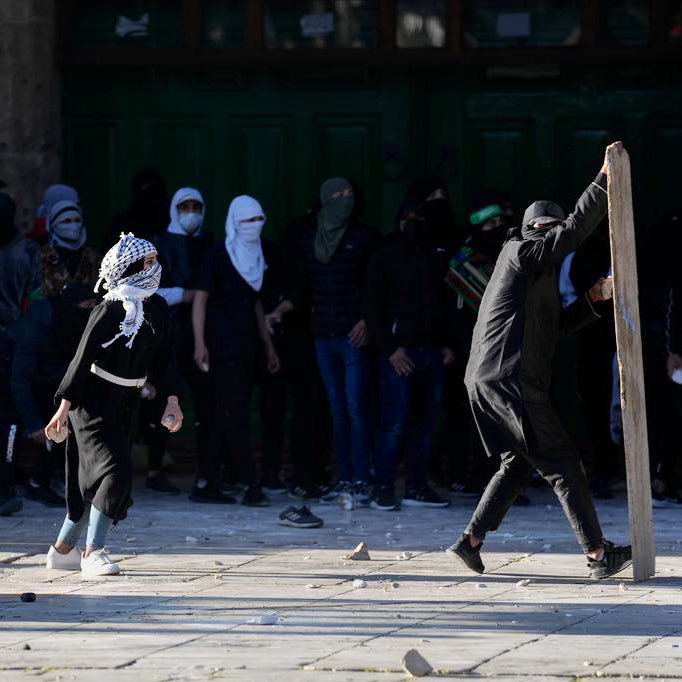 صورة من المواجهات التي اندلعت بالمسجد الأقصى صباح اليوم.