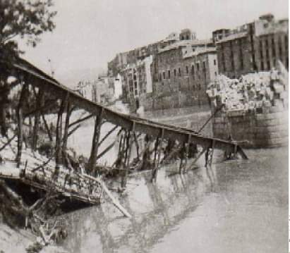 [MEMÒRIA DEMOCRÀTICA] L'abril de fa 84 anys Tortosa va ser evacuada pels bombardejos franquistes. L'atac més cruent va tenir lloc el 15 d'abril de 1938, un Divendres Sant, com avui.

📰 Compartim la descripció que en la seua crònica va fer-ne l'escriptor Ernest Hemingway:[🧵]