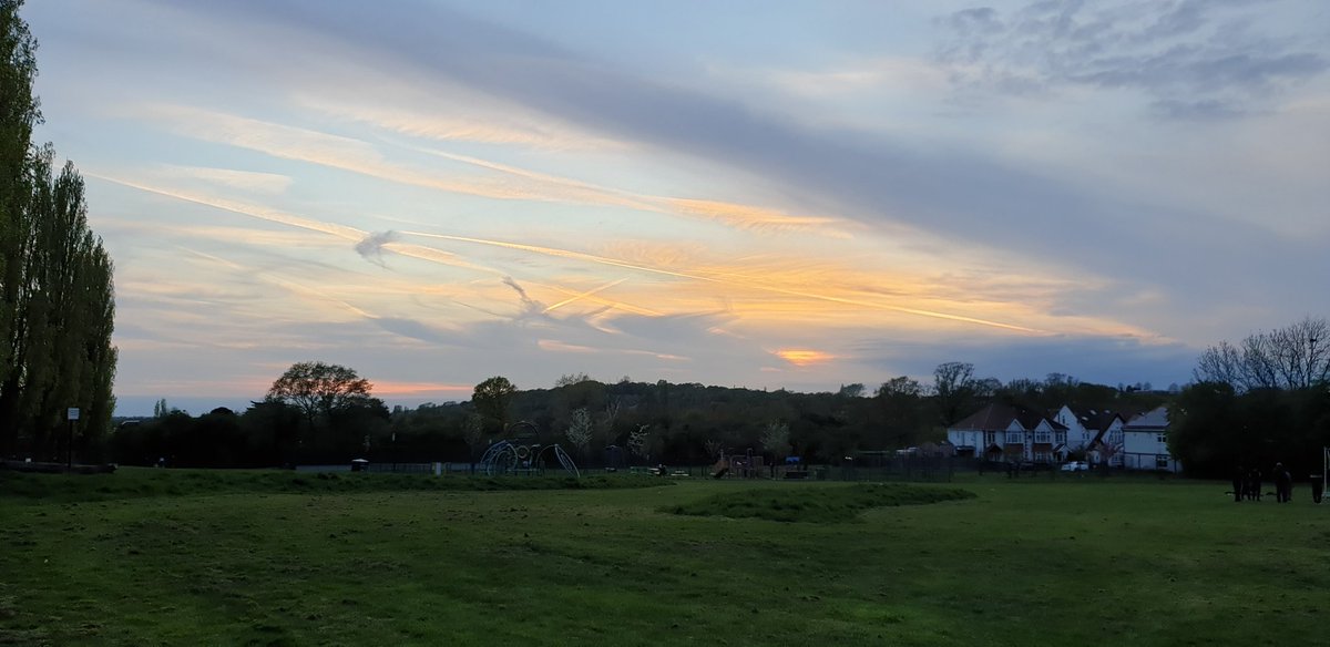 runwithandy's tweet photo. π€#Goodmorning, #GoodFriday & Good running! πππ£πββοΈππͺ΅ #active #fitness #brent #ealing #bebetter #april #sunset #friyay #fridayfeeling #london #workout #training #spring #strava #keepmoving #shokzsquad #ukrunchat #trailrunning #runwithandy #healthiswealth #runthroughuk https://t.co/WTxQa20izH