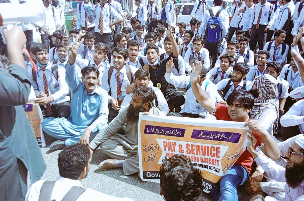 ZeroPressure_'s tweet photo. Most urgent
#Suo_Moto_For_Teachers https://t.co/9weBLeZNI6