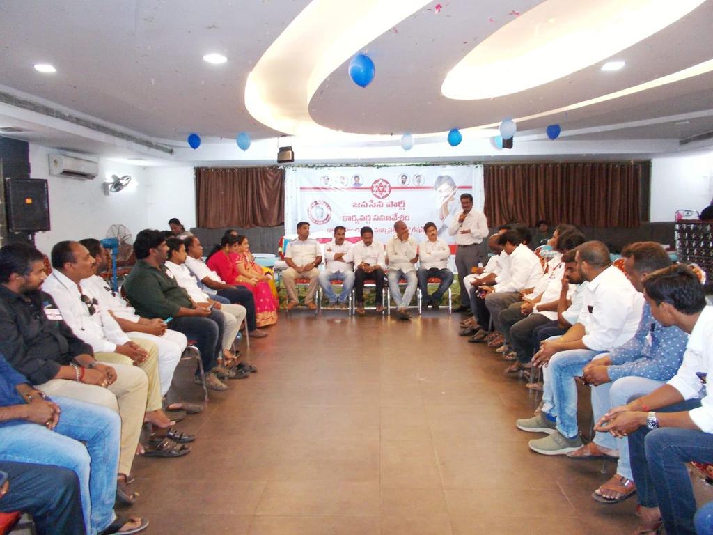 JanaSenaParty's tweet photo. రాజమహేంద్రవరం మున్సిపల్ కార్పోరేషన్ కమిటీ కార్యావర్గ సమావేశం శ్రీ వై.శ్రీనివాస్ అధ్యక్షన జరిగింది. ఈ కార్యక్రమానికి ముఖ్య అతిథిగా తూర్పుగోదావరి జిల్లా అధ్యక్షులు శ్రీ కందుల దుర్గేష్ గారు మరియు రాష్ట్ర లీగల్ సెల్ ఉపాధ్యక్షులు శ్రీ AVNS రామచంద్రరావు గారు రాజమండ్రి నగర ఇంచార్జ్ https://t.co/17b2rICcEg