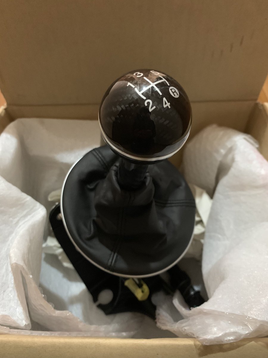 KERO2WORKS's tweet photo. アバルト特別限定車の純正カーボンシフトノブパーツゲットした(๑•̀ㅂ•́)و✧
マニュアル車は日本に来なかったので結構なレア品かも❗️ https://t.co/p1iPsATSIn