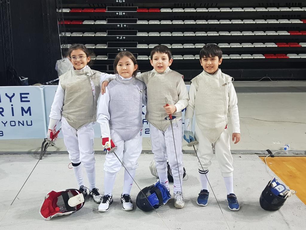 14.04.2022 tarihinde Antalya Uluslararası Çocuk Kupasında,U10 kızlar kategorisini sporcumuz Toprak Öğün 8.,Aruke Kırgız 13. olarak tamamlarken,U10 erkek kategorisinde sporcularımız Ege Eyüp Adıgüzel 11., Sarp Tuna Huriel ise 13. oldular.
Minik sporcularımızı kutluyoruz. #Eskrim