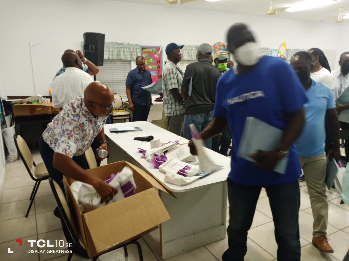 teamcooper242's tweet photo. MP for The Exumas and Ragged Island The Hon. Chester Cooper hosts a successful Men’s Health event where Exumian men received valuable information on Dental Health from Dr. Barry Russell and Prostate & Sexual Health from Dr. Wesley Francis.
#ExumaStrong https://t.co/vCInwKPnSW
