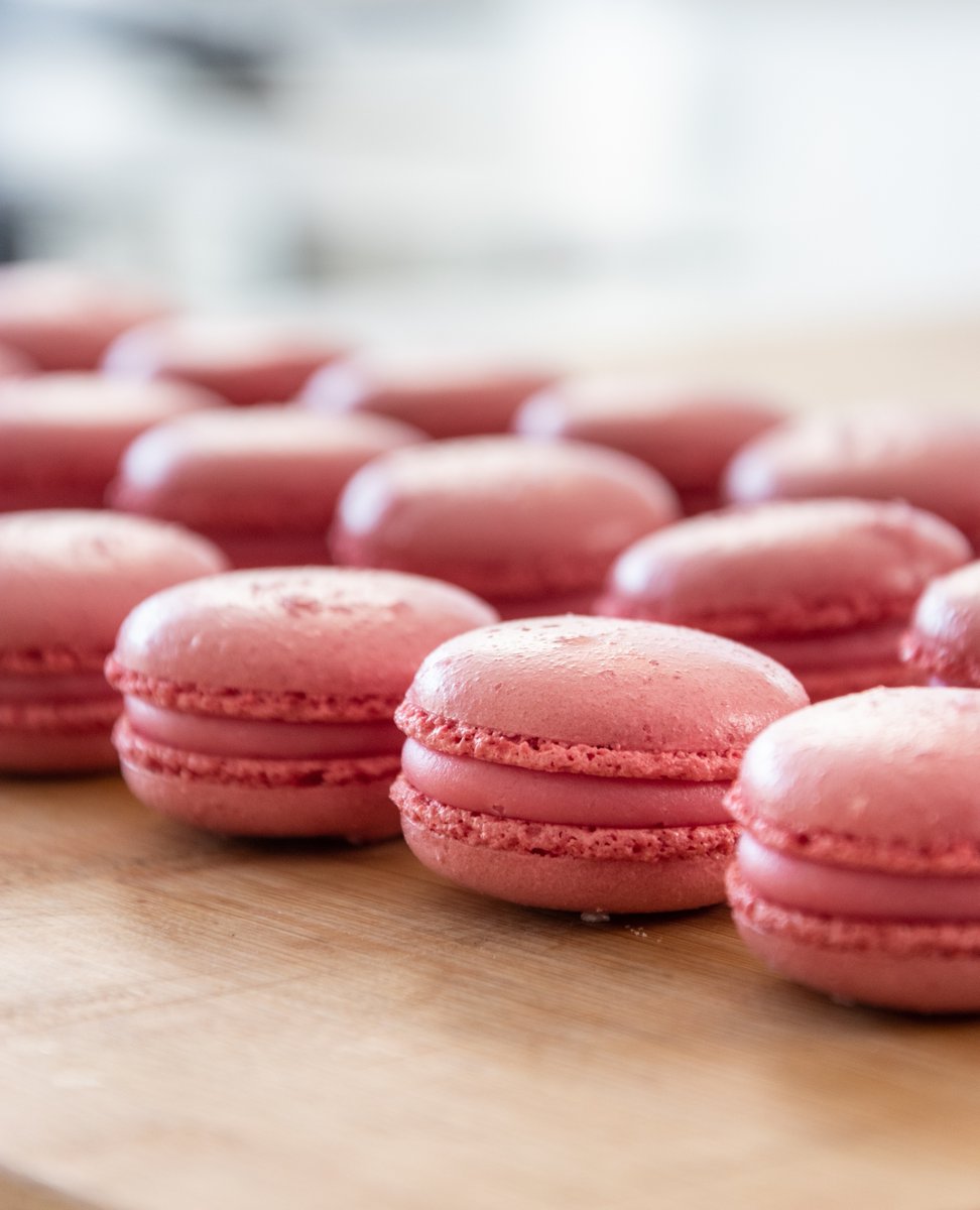 JulesCooking's tweet photo. New friandise special is up! These macarons are so delicious, they are filled with a raspberry ganache &amp; gel. The macaron is crispy on the outside, chewy on the inside and the filling is fresh and creamy. 
Have a great weekend guys! #julescooking #macaron https://t.co/RMQvuNgoPx