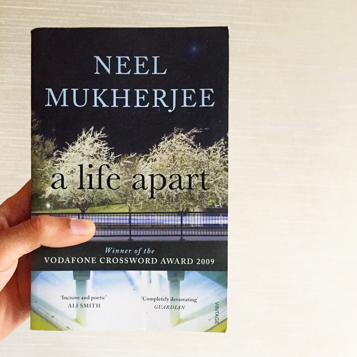 My review of #NeelMukherjee’s “A Life Apart” (first published in India as “Past Continuous”), which narrates the parallel stories of two individuals experiencing the anxieties and possibilities of cultural dislocation: instagram.com/p/CcX3g7uD2B4/…
