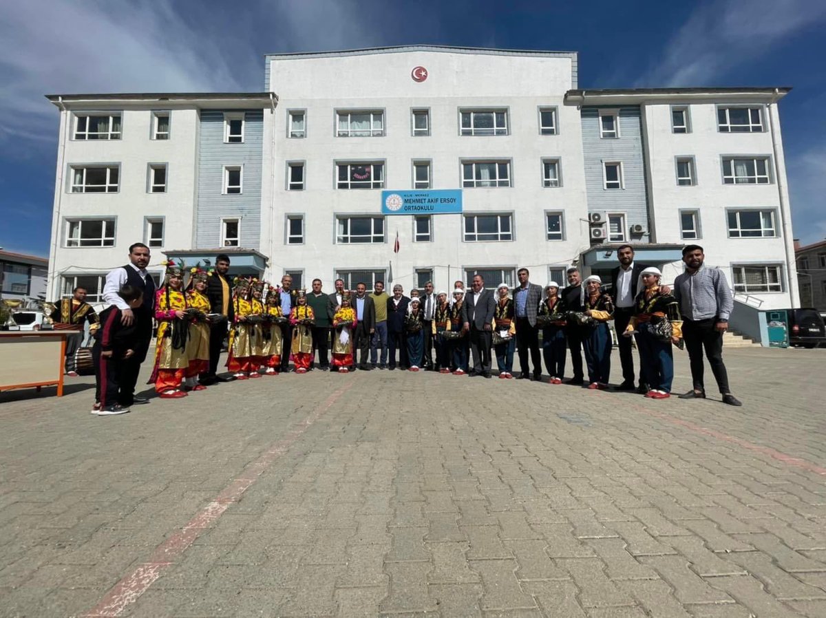 Kastamonu’da düzenlenen halkoyunları yarışmalarında Türkiye 3. olan Mehmet Akif ERSOY Ortaokulu halkoyunları ekiplerinin kısa bir gösterisini izledik.
Kilis Kent Konseyinin daveti üzerine bulunduğumuz programda Kent Konseyinin verdiği hediyeleri öğrencilerimize takdim ettik.