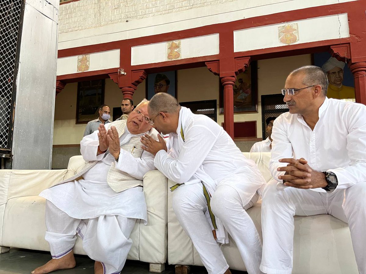 Nandlallangdi's tweet photo. #श्रधांजलि_सभा
गुर्जर सम्राट स्व कर्नल बैंसला जी को श्रद्धांजलि अर्पित करने पहुंचे महामहिम राज्यपाल माननीय कलराज मिश्र जी 🙏🙏
@KalrajMishra @VijaySBainsla https://t.co/ZXD5FDQFAV