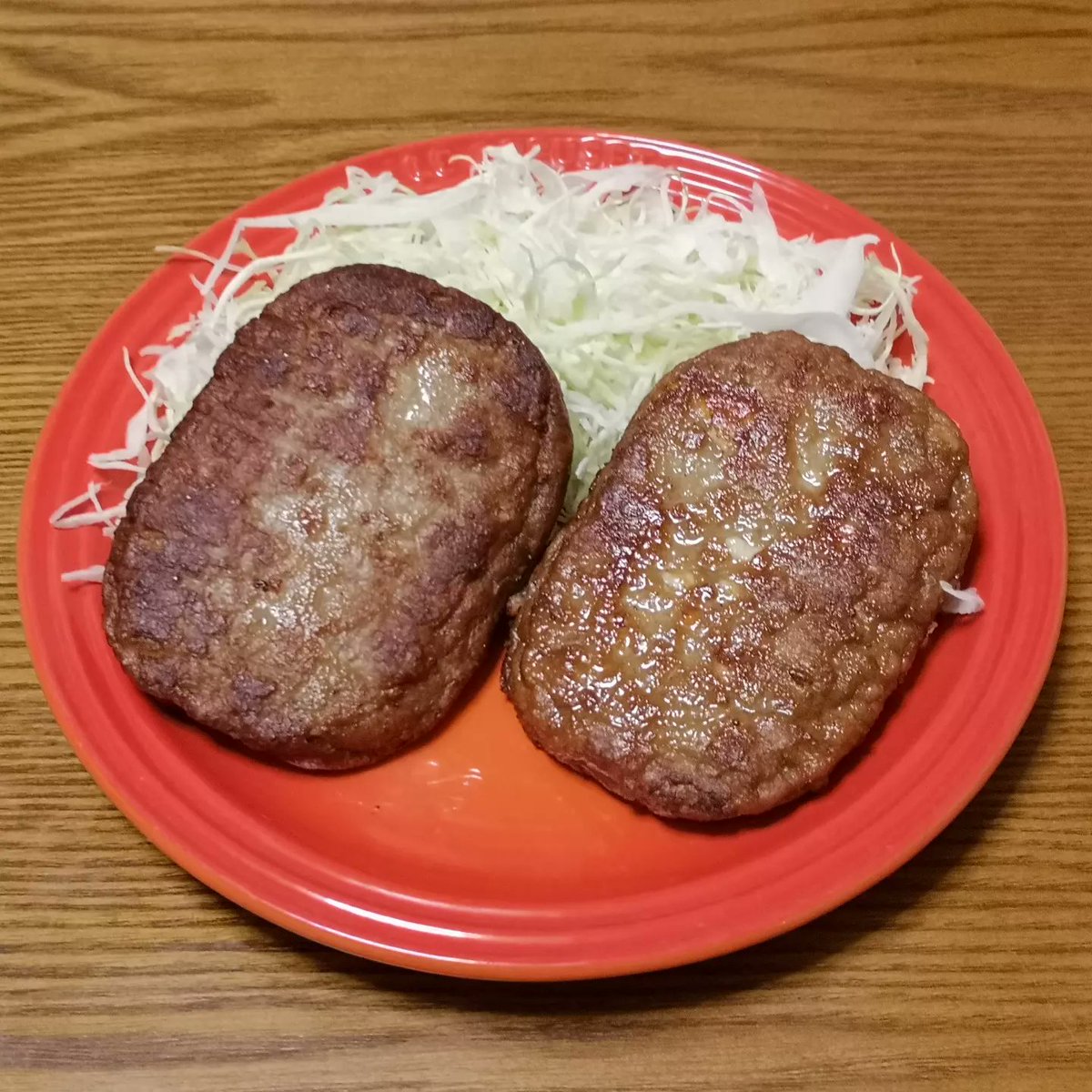 こんばんは😃🌃 今日の夕飯 🌃🍴 マルシンハンバーグと6種のチーズ入りハンバーグに🎵 安定のお味とチーズ感たっぷりのお味で両方とも美味でした😋🍴💕