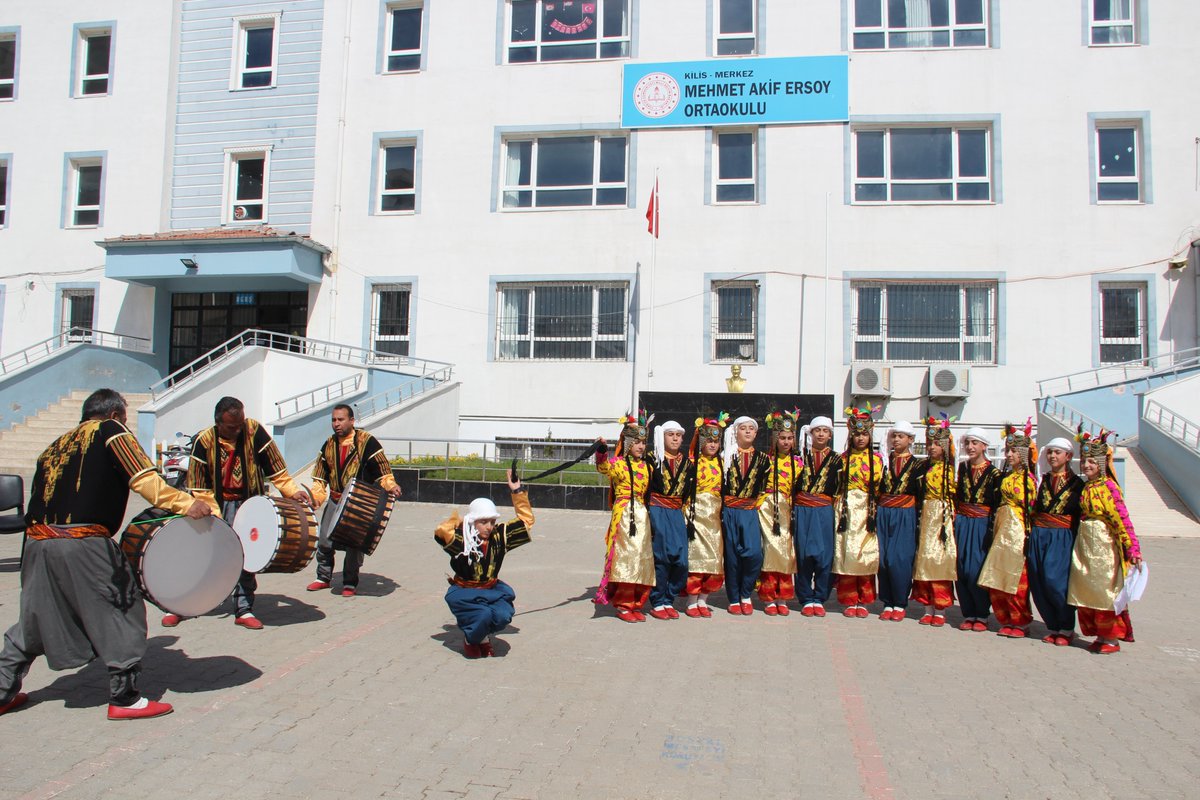 Aferin çocuklar👏👏👏

Kastamonu’da Yapılan Yıldızlar Halk Oyunları yarışmasında Mehmet Akif Ersoy Ortaokulu Türkiye 3.sü oldu. 🇹🇷🥇

Kilis'imizin  adını ilklerde duyuran yavrularımızın başarılarının devamını diliyorum.👍