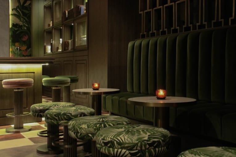 ◆ 世界のバーランキングにも登場する、香港のカクテルバー

【フードなし、カクテルだけで真剣勝負】香港にはお酒を飲める場所はたくさんあるけど、お酒だけで勝負しているお店ってじつは少ない。『The Old Man』の東南アジア風カクテルは絶品｜<a href="/herenowjp/">HereNow JP</a>
▼
herenow.city/hongkong/venue…