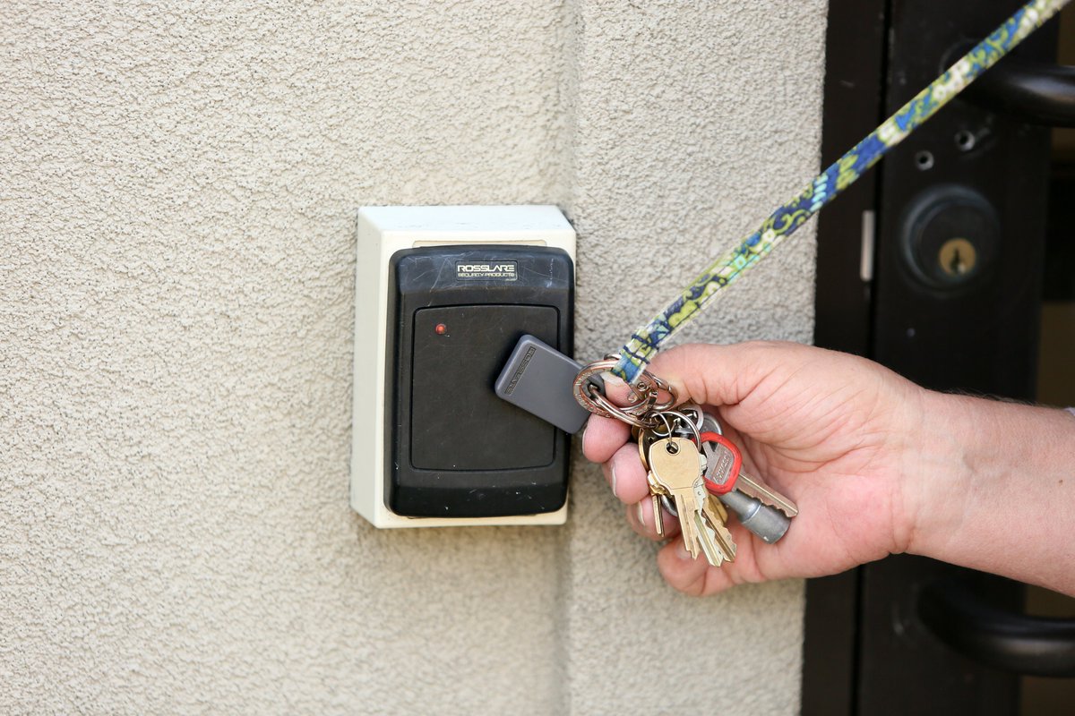 PhillySquare's tweet photo. Dear parents, we understand you’re a little nervous to see your child go off to college, but with #phillysquare, you can sleep knowing that your student is leasing an apartment that comes equipped with a 24-hour locked electronic key system. Worry less and set up a tour today. https://t.co/RFKtTtuZaA