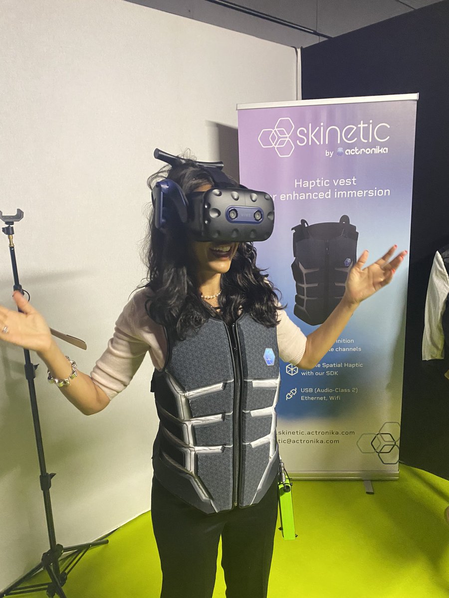 cdhenry_xr's tweet photo. Trying the #skinetic haptic vest at #LavalVirtual2022
#vrara #Metaverse #WomenInTech #BlackTechTwitter https://t.co/TwRPiSWPzw