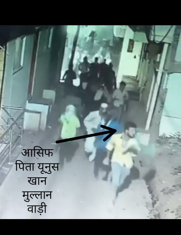 MusafirRahi's tweet photo. Ravi Joshi saheb..  kya duty kar rehe hai aap.. #KhargoneRiot #KhargoneViolence #Khargone https://t.co/8XGYsejGLJ