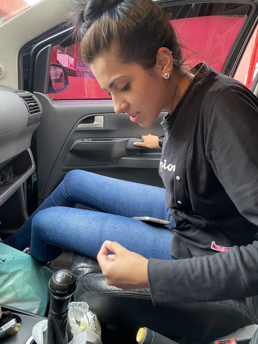 duh_Labrin's tweet photo. se ela acha cabelo de outra pessoa no meu carro quer me matar, isso é normal??? https://t.co/Q7fw1tfx67